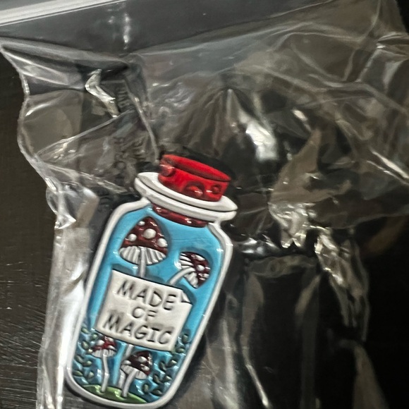 $2 PIN/BROOCH. ENAMEL/METAL. NEW. $2 WITH ANY $10 ORDER OR MORE - Picture 4 of 16